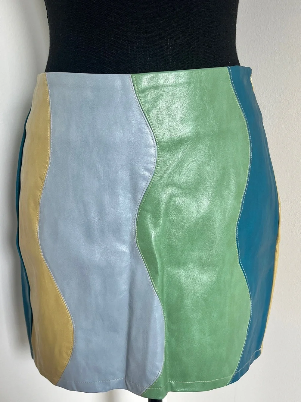Vestique Colorblock Faux Leather Mini Skirt – Size Small Retro Festival Y2K 90’s